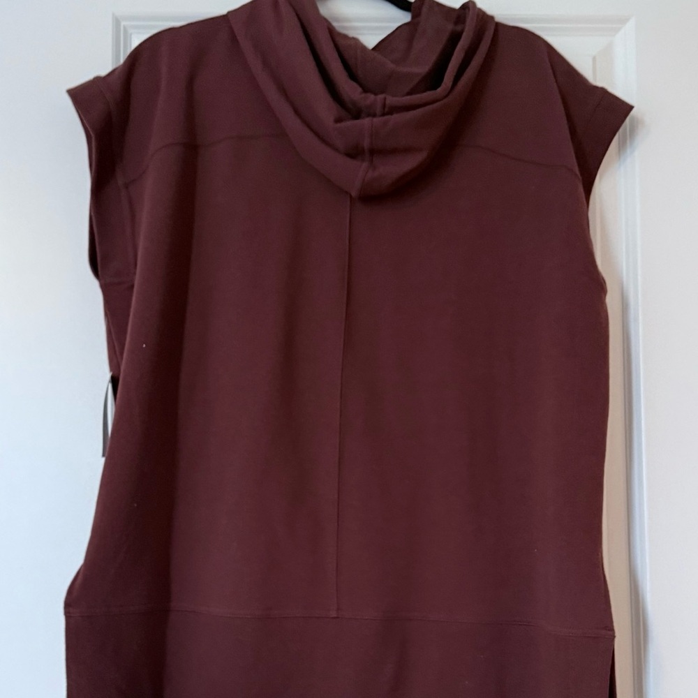 Ideology Sleeveless Hooded Tunic Top in Burgundy - Picture 2 of 8